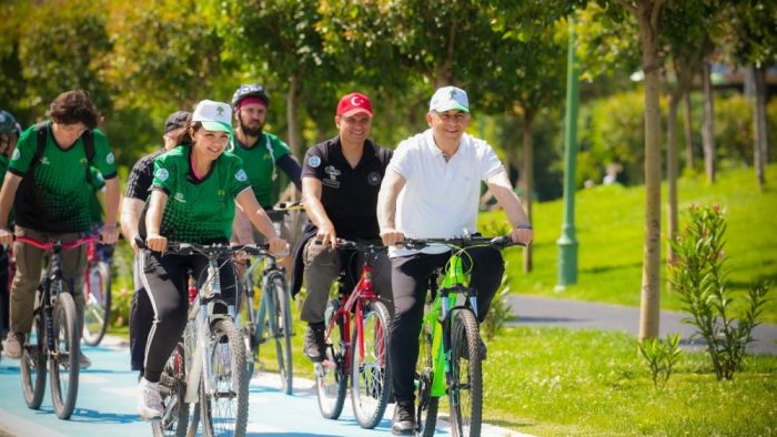 Fadıloğlu gençlerle birlikte pedalladı