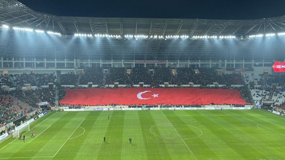 Diyarbakır’da Ay-Yıldız coşkusu! Türkiye-İskoçya maçına büyük ilgi