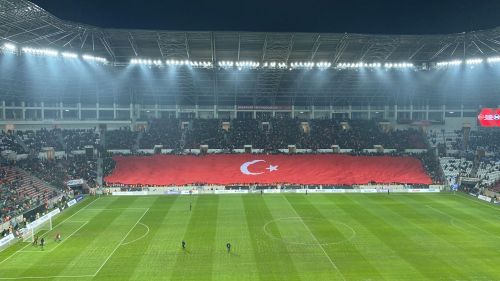 Diyarbakır’da Ay-Yıldız coşkusu! Türkiye-İskoçya maçına büyük ilgi