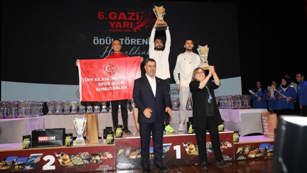 6. Gazi Yarı Maratonu'nda dereceye giren sporcular ödüllerini aldı