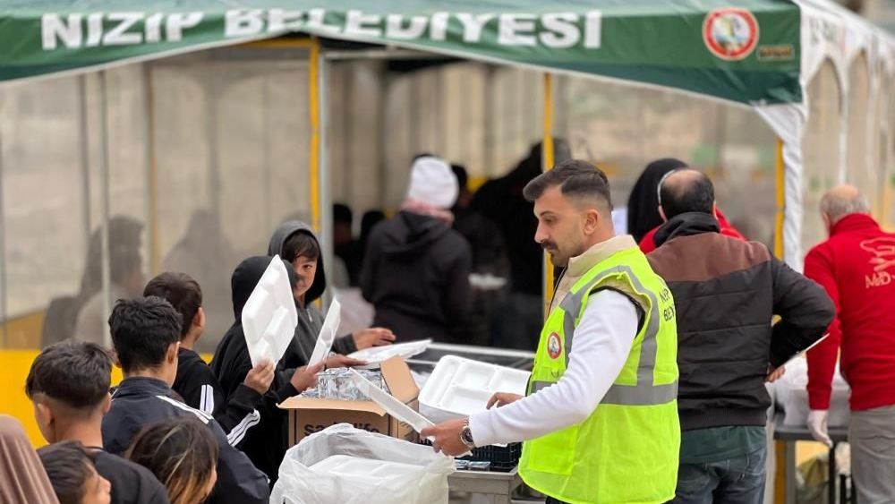 Nizip'te Yüzlerce vatandaş aynı sofrada 