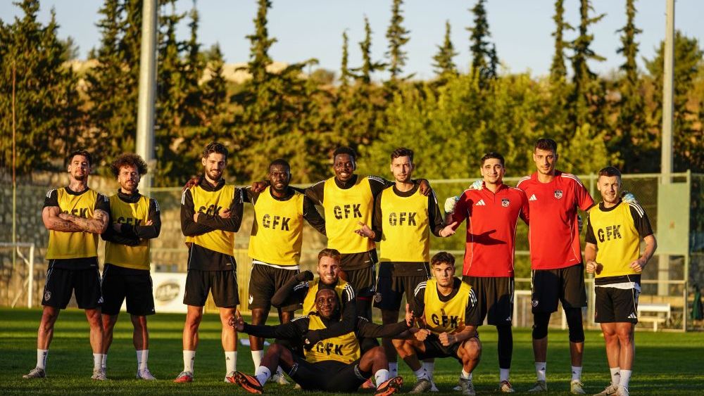 Gaziantep FK'dan geleneksel galibiyet pozu