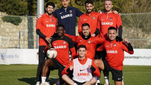 Çift kale maçı kazanan takımdan geleneksel poz