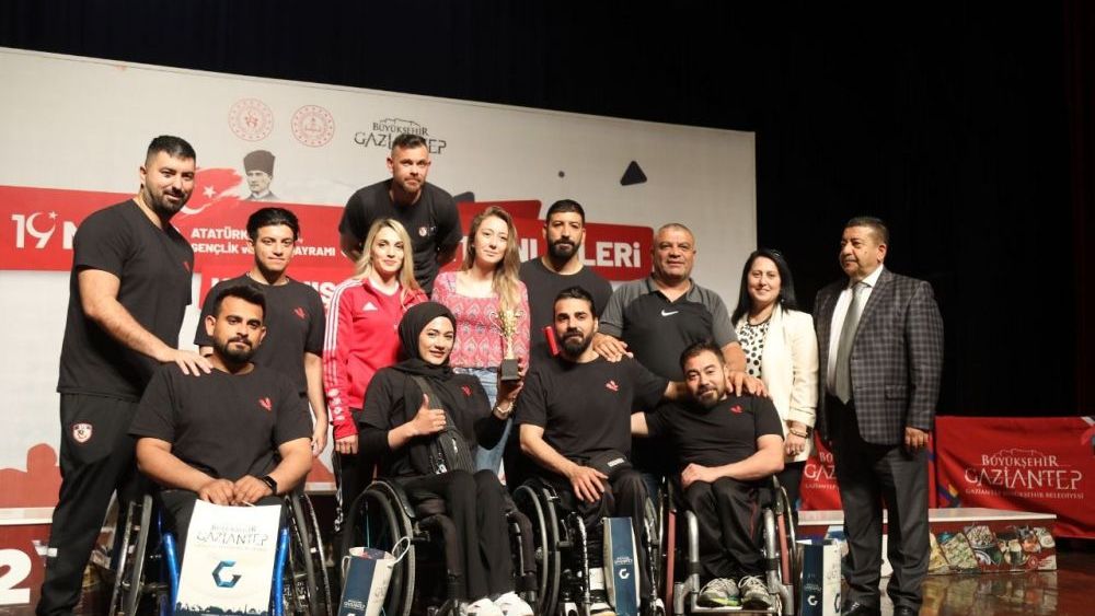 Büyükşehir 742 genç sporcuyu ödüllendirdi