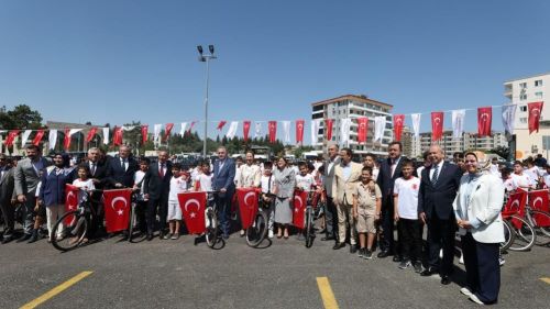 "Camini Bul Takımını Kur" futbol turnuvasına katılan öğrencilere bisiklet hediye edildi
