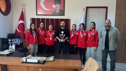 GAÜN’lü öğrenciler kupayla döndü