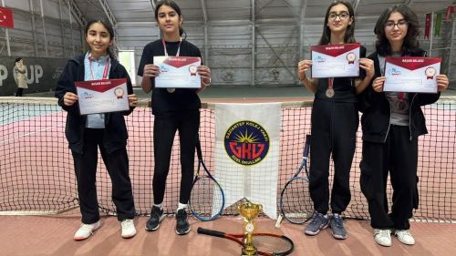 Tenise Gaziantep Kolej Vakfı Özel Okulları damgası