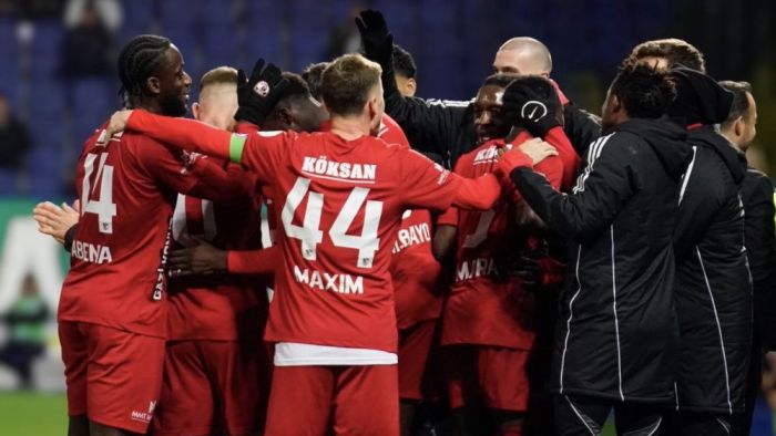 Gaziantep FK’da futbolcular kafasını dinliyor