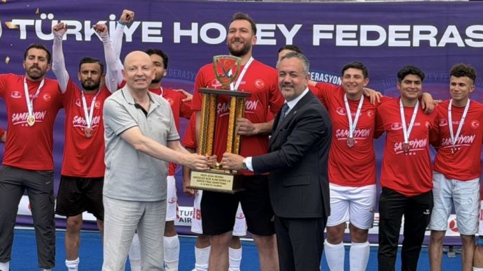 Hokeyin Şampiyonu Gaziantep Volkan Group’un kupasını Çakır verdi