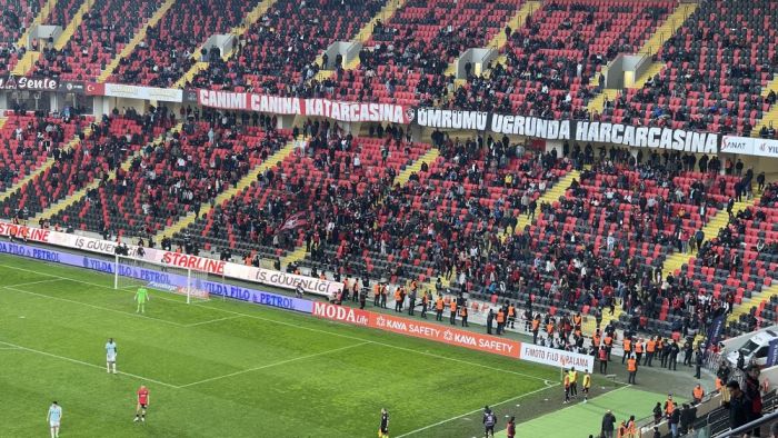 Taraftarlar futbolcuları ıslıklayarak tepki gösterdi