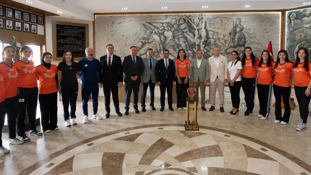 Gaziantep Polisgücü Kadın Hokey Takımı’ndan Vali Kemal Çeber’e Ziyaret