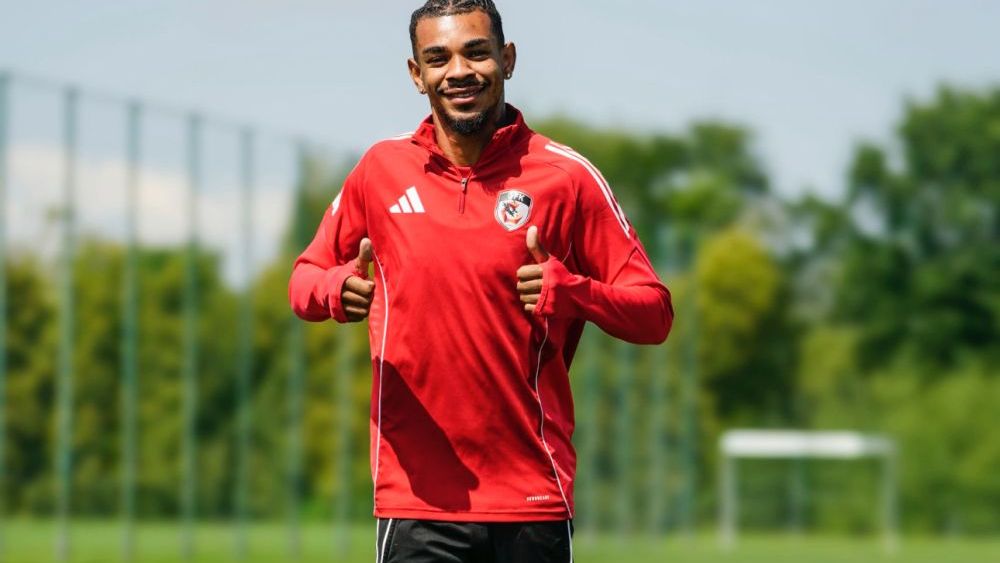 Juninho Bacuna Takıma Katıldı, Geleneksel Tokatla Karşılandı
