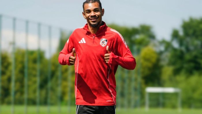 Juninho Bacuna Takıma Katıldı, Geleneksel Tokatla Karşılandı