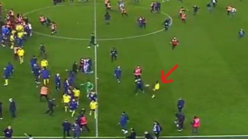 Trabzon’da olaylı maç: Trabzonspor taraftarı sahaya indi