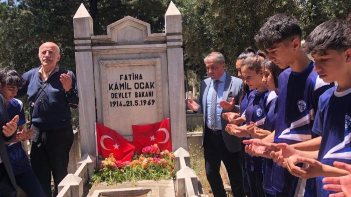 Öğrencilerden Kamil Ocak’a büyük vefa