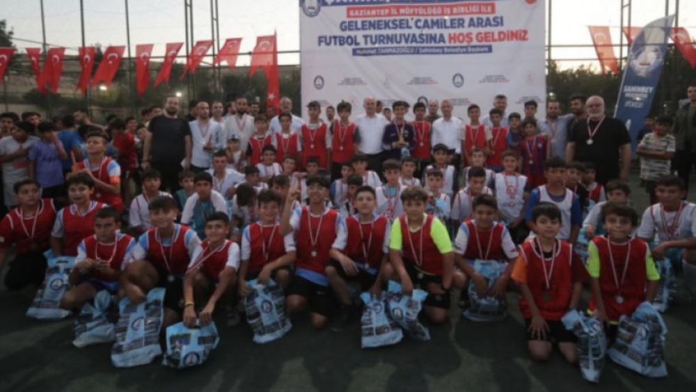 Şahinbey futbol turnuvasında deceye giren takımlar ödüllerini aldı