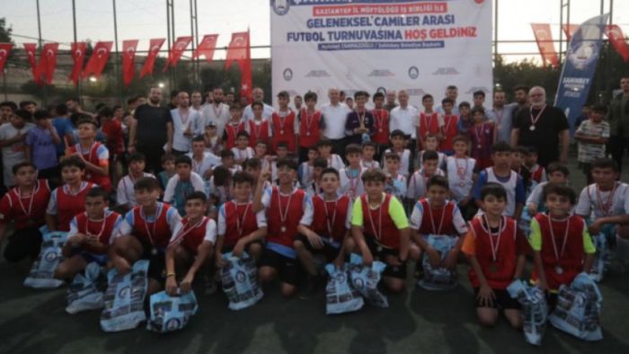 Şahinbey futbol turnuvasında deceye giren takımlar ödüllerini aldı