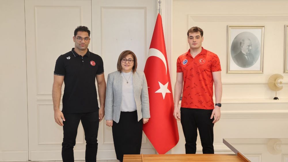 Şampiyon yüzücüler Şahin’i ziyaret etti