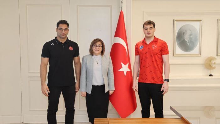 Şampiyon yüzücüler Şahin’i ziyaret etti