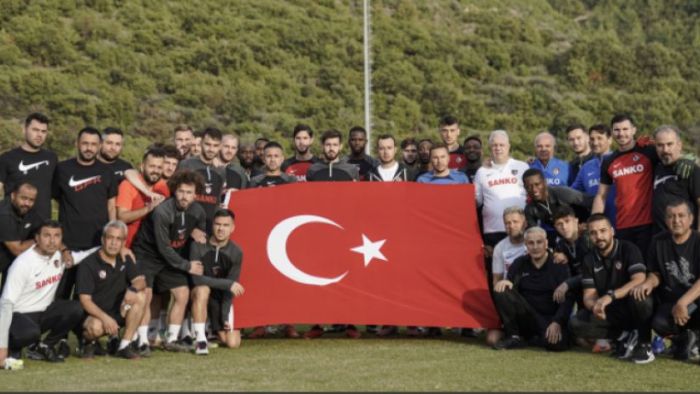 Gaziantep FK, dev bayrakla Atatürk’ü andı