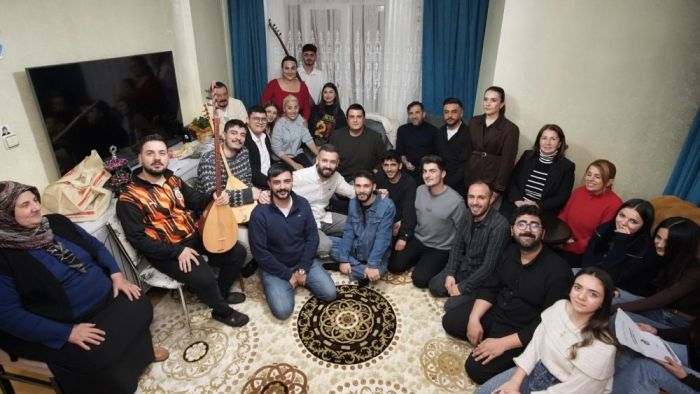 Umut Yılmaz, öğrencilere menemen yaptı