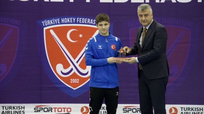 Hokeyin en iyi kalecisi Tolunay Kasım