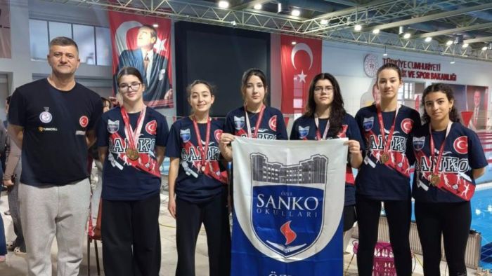 SANKO Okulları genç kız yüzme takımı, bölge şampiyonu oldu