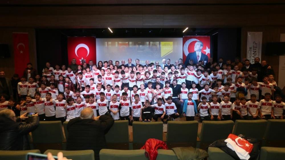 Minikler Futbol Şenliği’nin ödülleri sahiplerini buldu