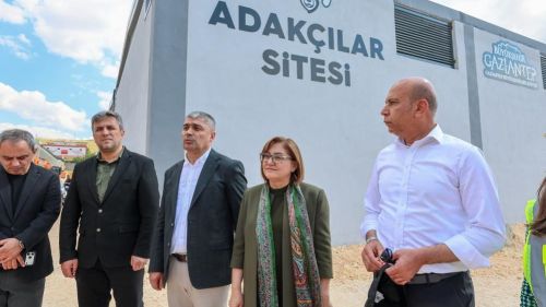 Başkan Şahin, Gazi Konut tarafından yapılan yeni Adakçılar Sitesi'ni inceledi