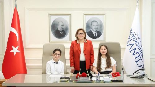 Şahin, 23 Nisan’da koltuğunu çocuklara devretti
