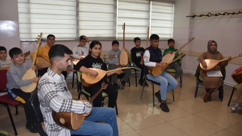 Şahinbey tesislerinde bağlama çalmayı öğreniyorlar