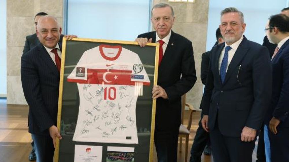 Cumhurbaşkanı Erdoğan'a TFF Başkanı Mehmet Büyükekşi'den imzalı forma