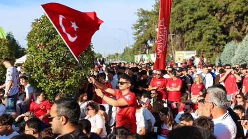 Büyükşehir milli heyecanı meydana taşıdı