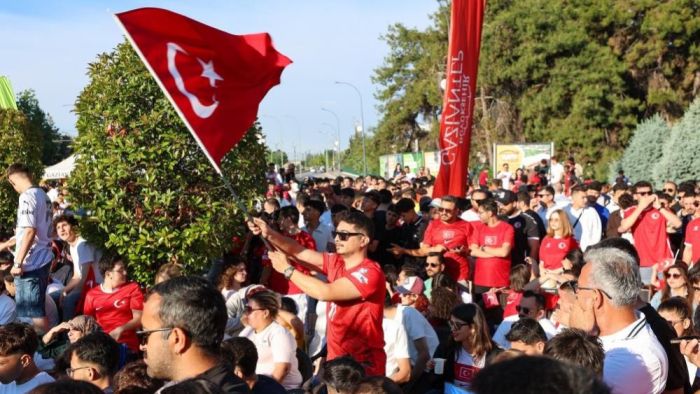 Büyükşehir milli heyecanı meydana taşıdı