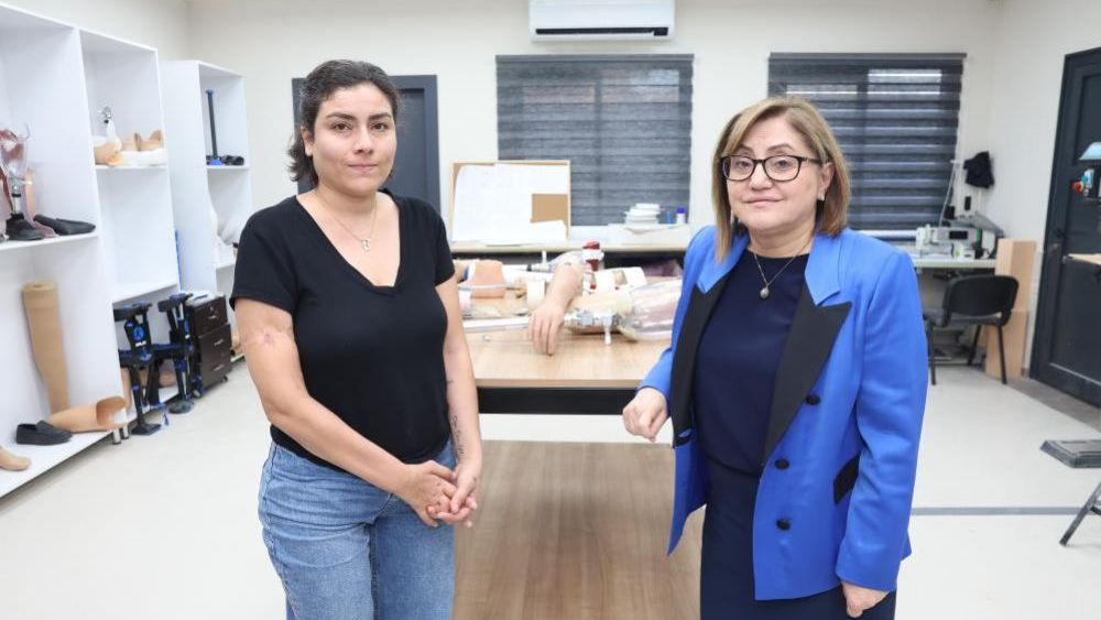 Dolandırılan depremzede Senem için Gaziantep'te yeni protez çalışmaları başladı