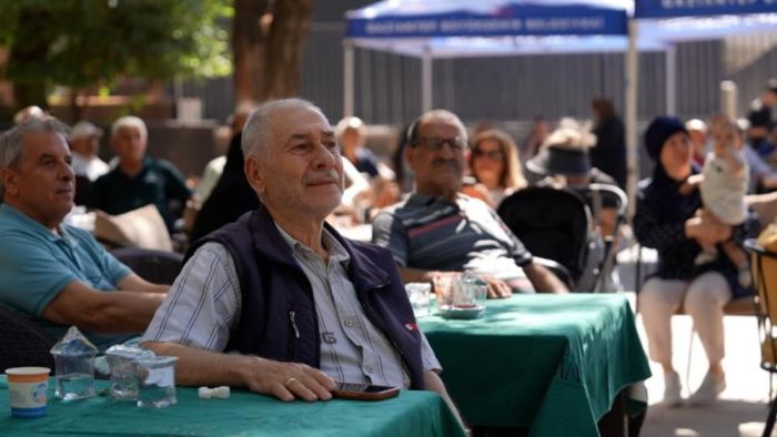 Çınar ağaçlarının gölgesinde emekli sohbetleri başladı