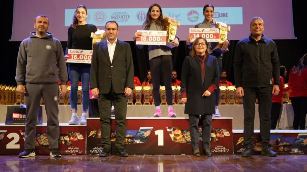 5. Gazi Yarı Maratonu'nda dereceye giren sporcular ödüllerini aldı