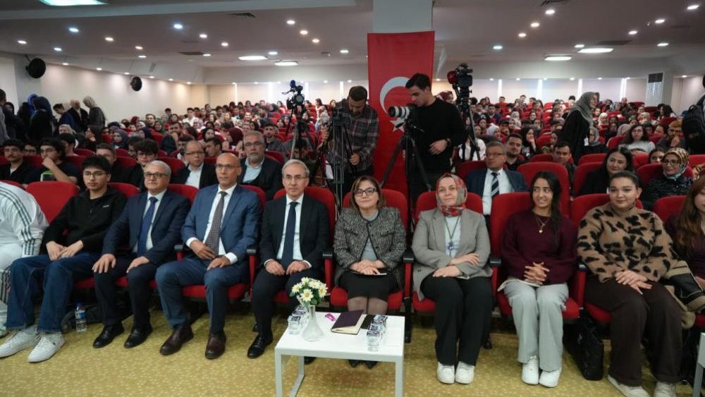 Fatma Şahin, GİBTÜ gençlik buluşmalarında öğrencilerle bir araya geldi