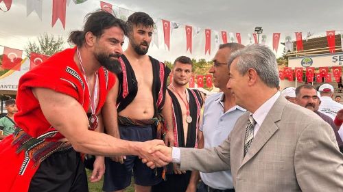 420 güreşçi er meydanında ter döktü