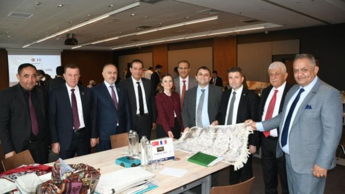 Gaziantepli halıcılar Paris ve Milano'da 2027 halı koleksiyonlarını tanıttı