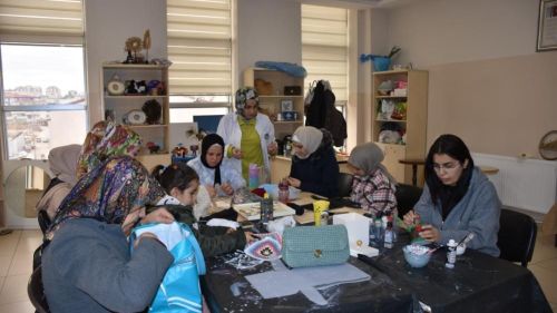 Kadınlar hem öğreniyor hem aile bütçesine katkı sağlıyor