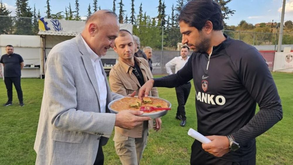 Melih Meriç'ten baklava ikramı