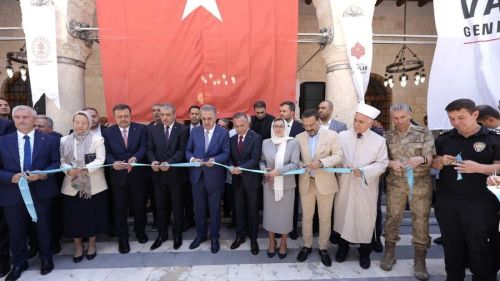 Depremde hasar alan tarihi Ömeriye Cami yeniden ibadete açıldı