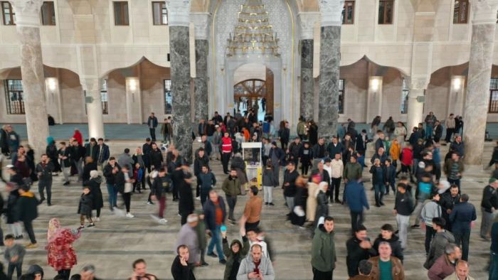 Vatandaşlar Ramazanda Millet Cami’ne akın etti