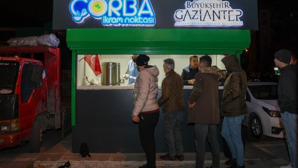 Gaziantep Büyükşehir, 39 noktada sabahı sıcak çorba ile karşılıyor