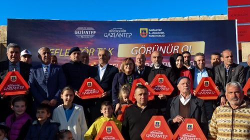 Gaziantep Büyükşehir'in "Reflektör Tak, Görünür Ol" projesinde ilk dağıtım gerçekleştirildi