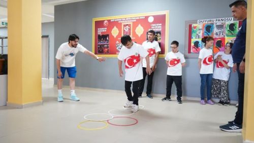Spor festivali, özel ihtiyaçlı öğrencilerin yüzünü güldürdü