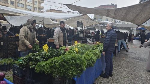Tahmazoğlu, semt pazarı esnafını ziyaret etti