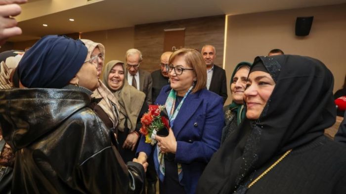 Umreden dönen ikinci kafile, Fatma Şahin ile bir araya geldi