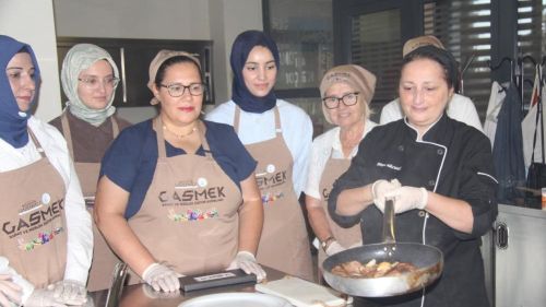 Kadınlar dünya mutfağının inceliklerini öğreniyor